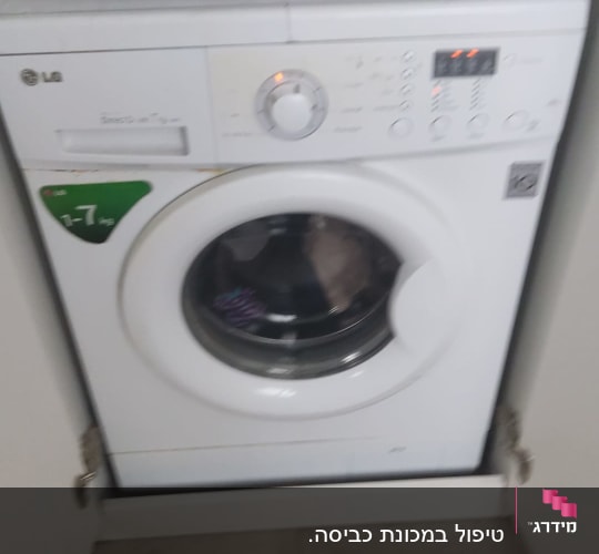 מכונת כביסה עם כפתורים ותצוגה דיגיטלית